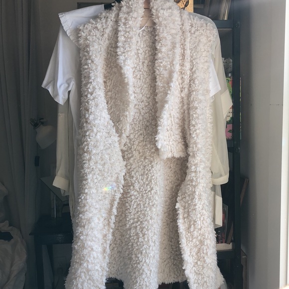 White Faux Fur “Eyelash Flyaway” Vest with Pockets NWT - Picture 9 of 16
